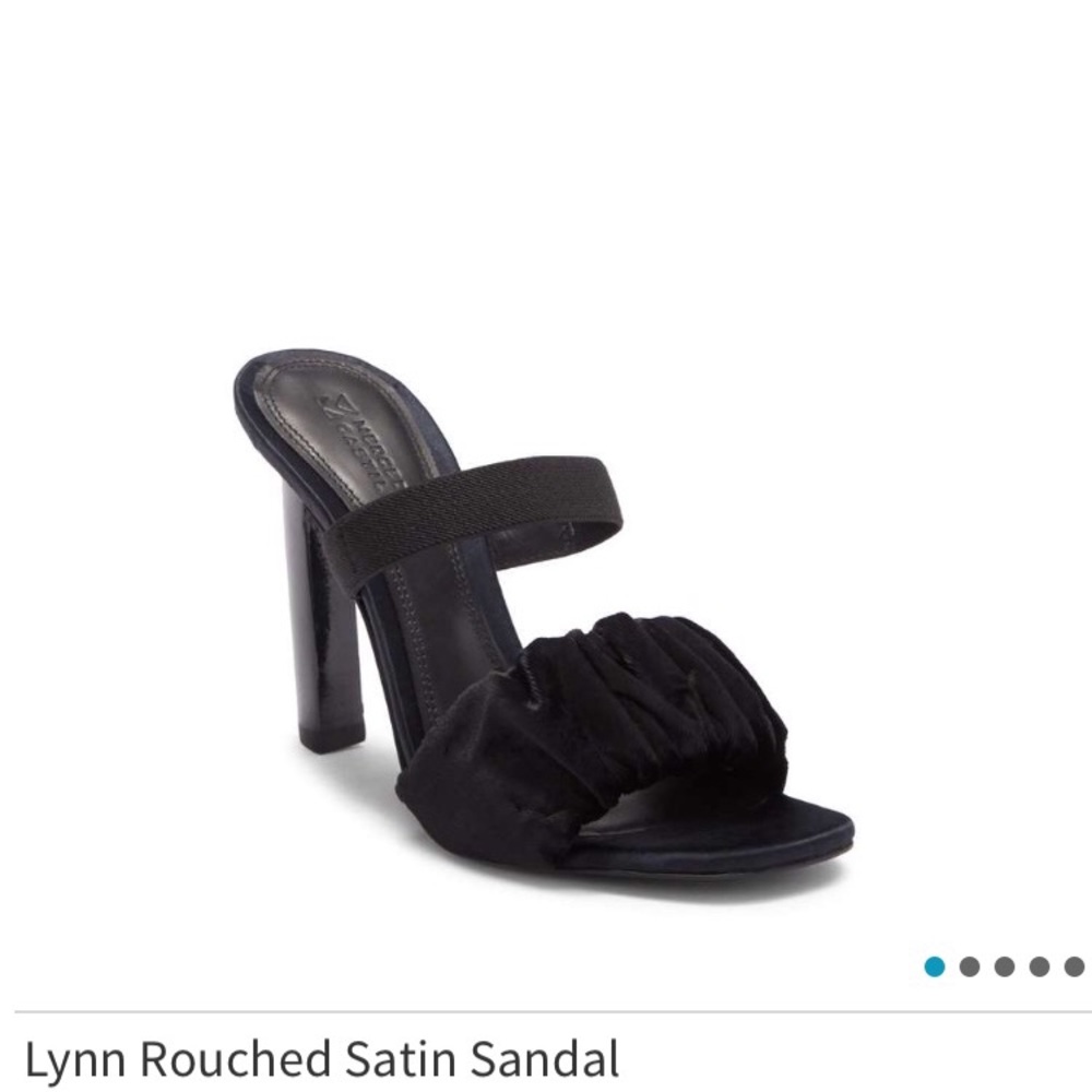 🎉🎉JUST REDUCED🎉🎉Mercedes Castillo heels.